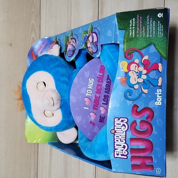 Fingerlings hugs boris - Picture 3 of 5